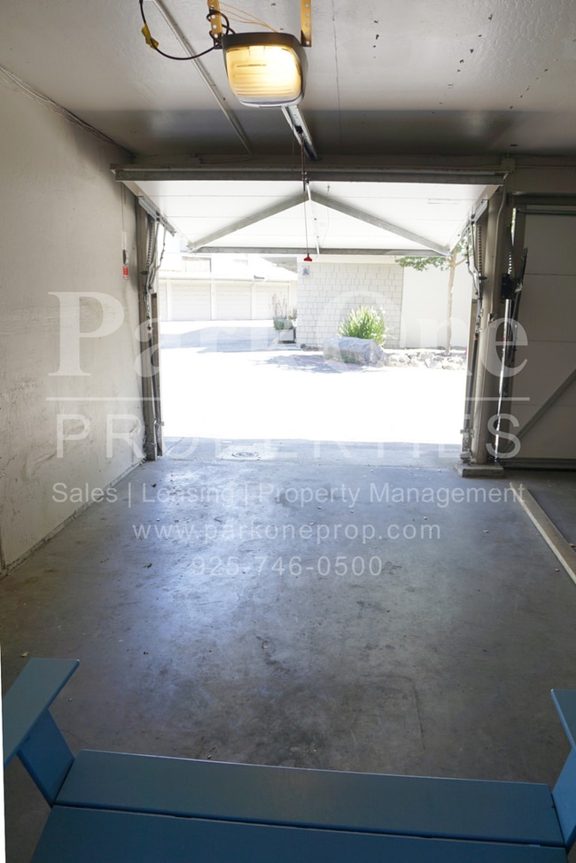 Building Photo - Well-Maintained 2-Bedroom Condo | Garage +...