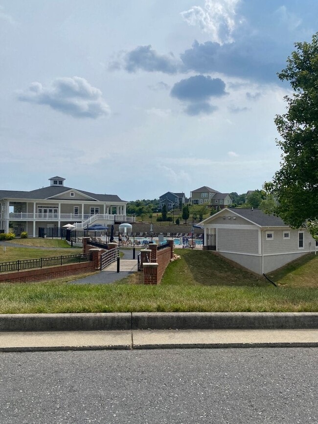 Building Photo - Charming 3-bedroom, 2.5-bathroom Townhouse