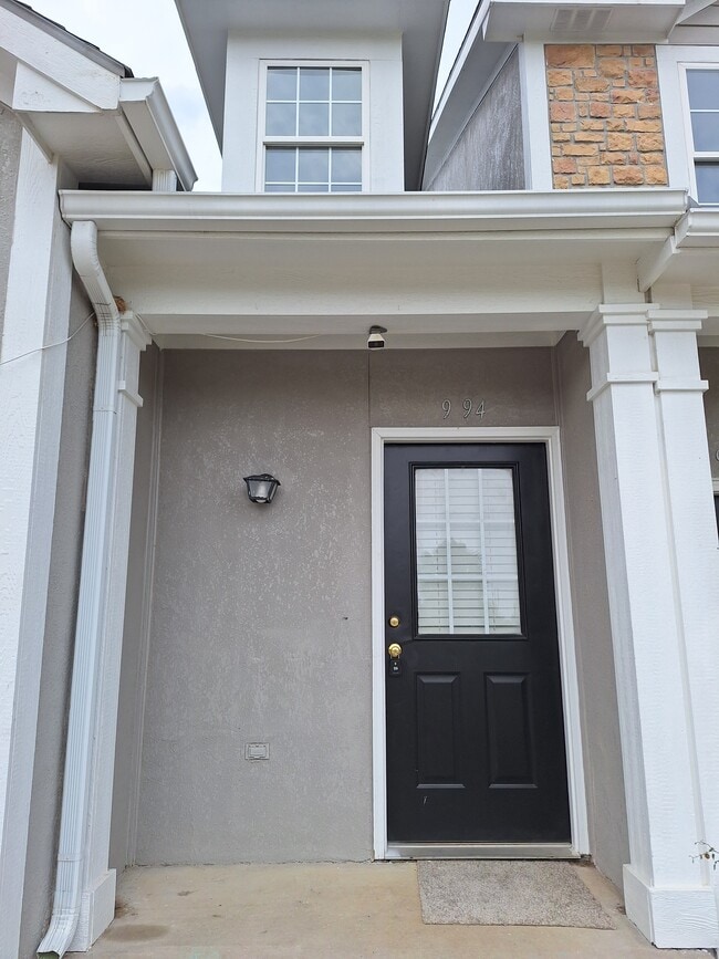 Building Photo - 994 N Findley St