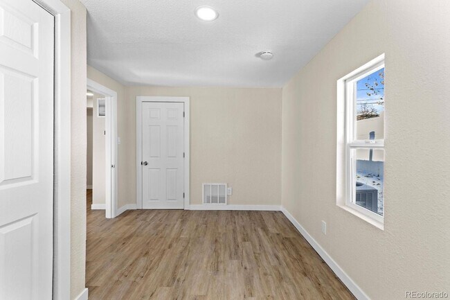 Building Photo - For Rent – Renovated 3 Bedroom Bungalow in Englewood