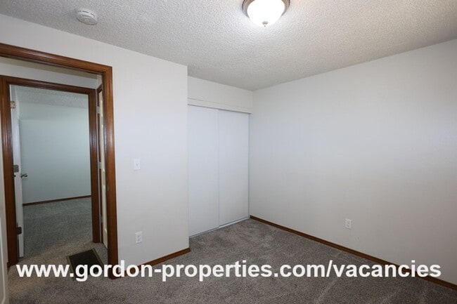 Building Photo - Webster Rd - Gladstone 2 bedroom duplex