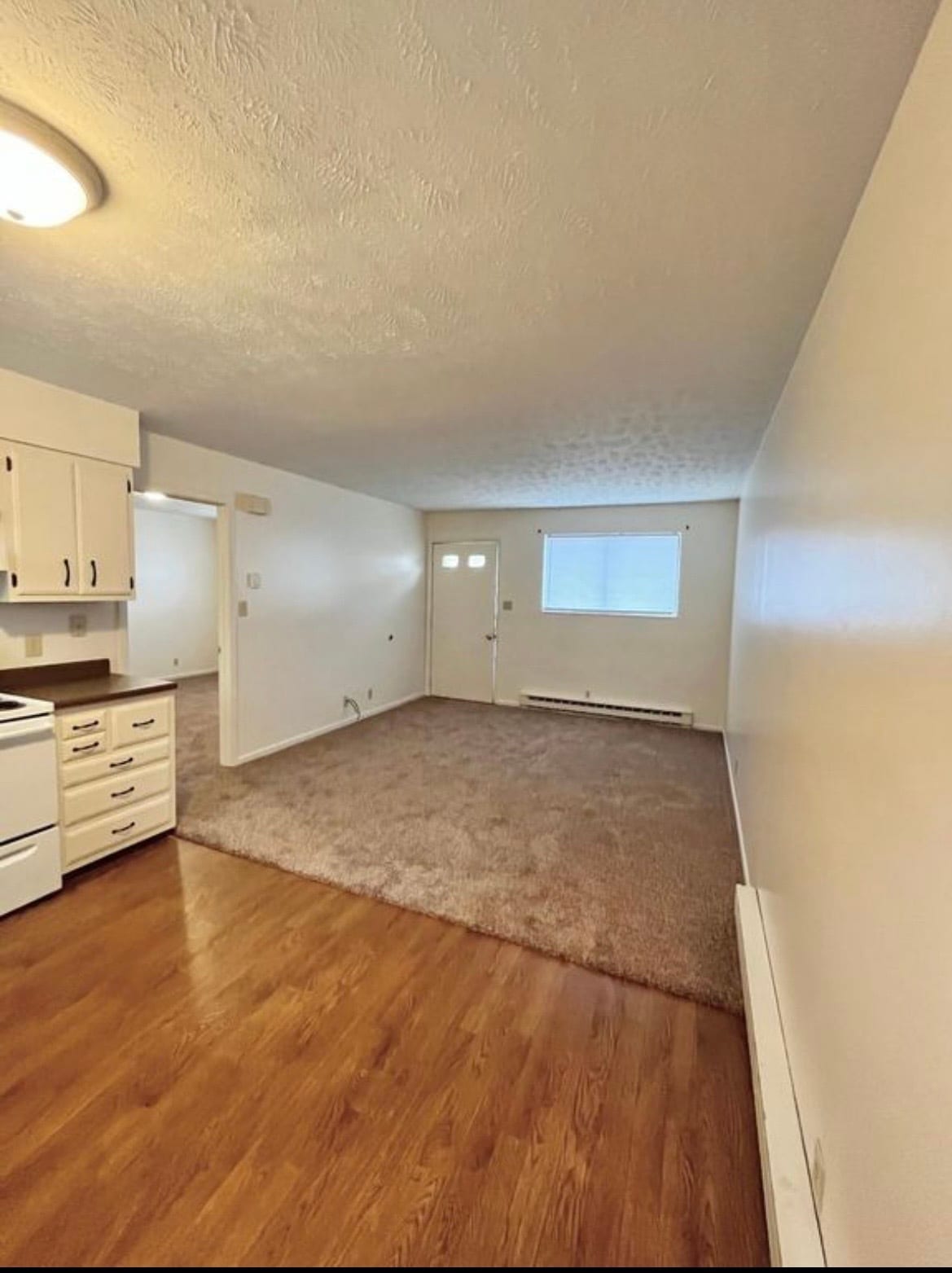 Building Photo - 400 W 7th St