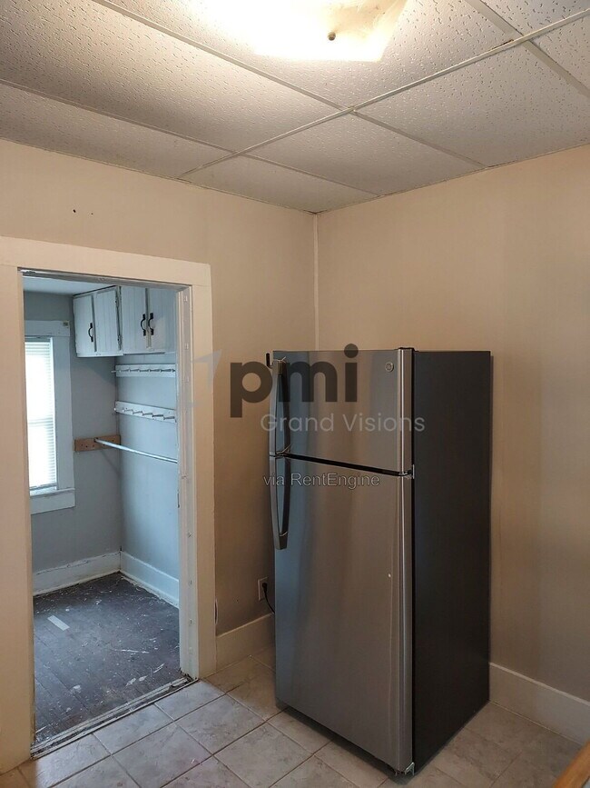 Building Photo - 1753 E Clay St