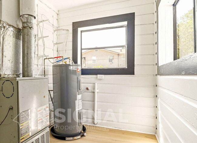 Building Photo - 425 Oak St