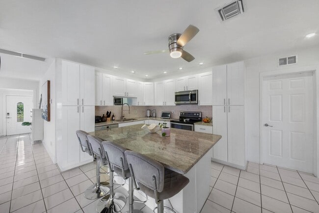 Building Photo - 220 SE 2nd Ave