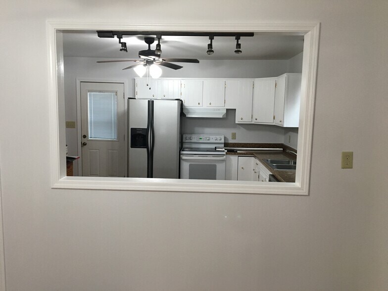 Kitchen - 211 Ecton Rd