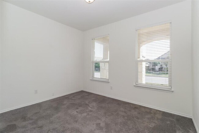 Building Photo - 1621 Stinnett Dr