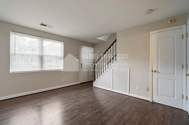 Building Photo - 2614 Kent Village Dr