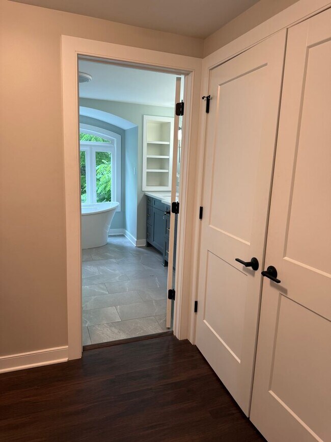 Building Photo - Beautifully updated THREE BEDROOM - Southe...