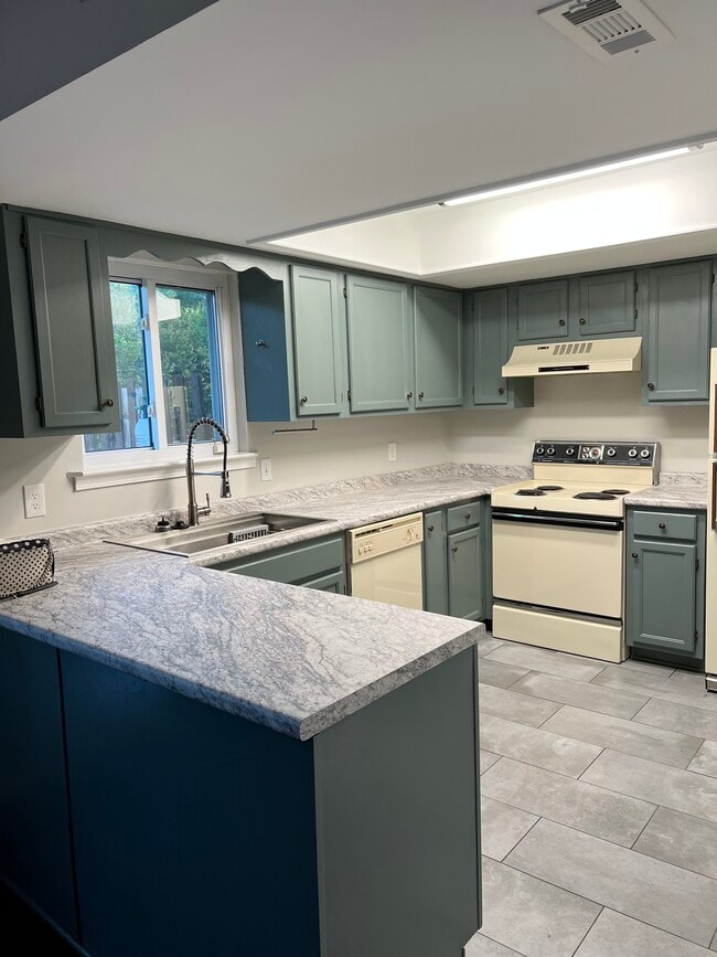 Building Photo - 353 Huntington Ridge Dr