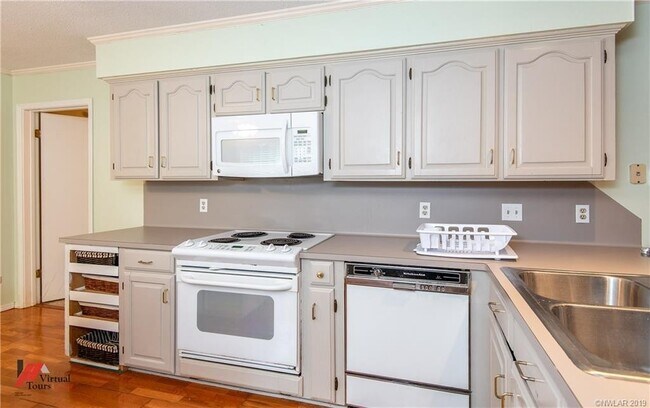Building Photo - 8917 Glenmora Dr