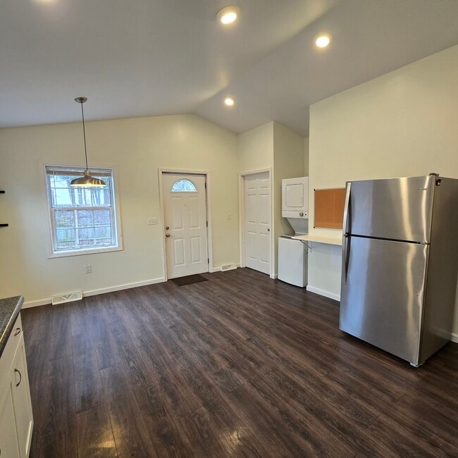 Building Photo - 241 Short St