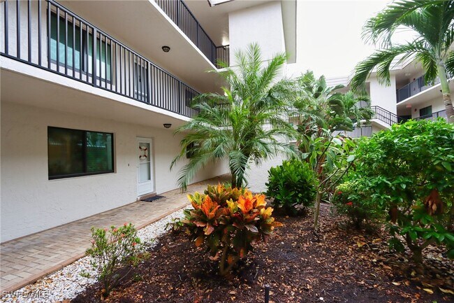 Building Photo - 788 Park Shore Dr