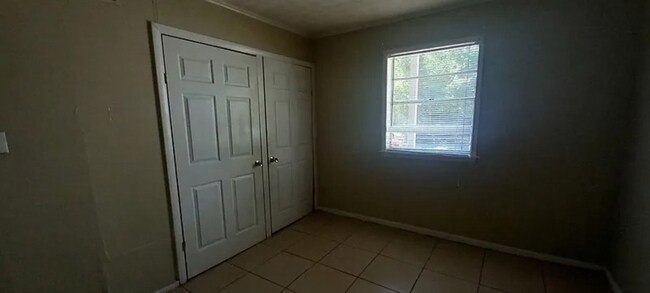 Building Photo - 2401 S Linden St