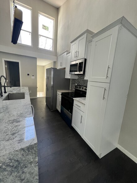 Building Photo - 7215 Holly Hill Dr