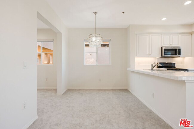 Building Photo - 6020 S Seabluff Dr