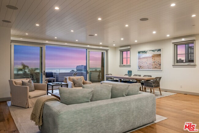 Building Photo - 703 Bayview Dr