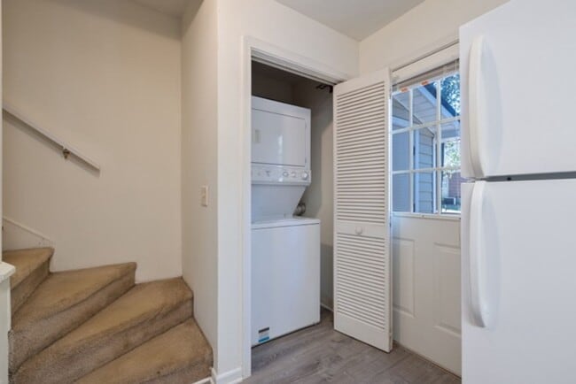 Building Photo - 2 Bedroom Duplex - Close to Campus!