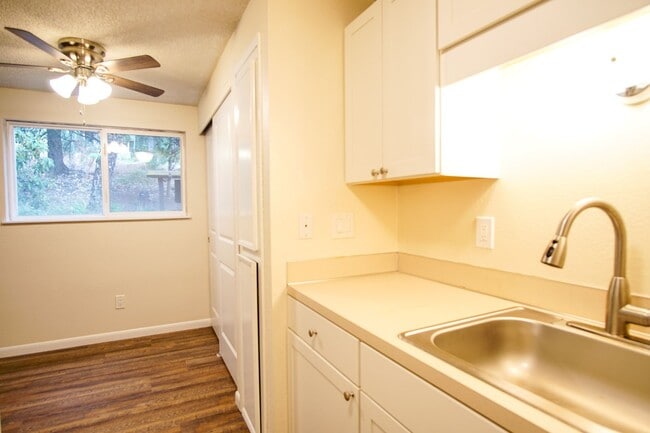 Building Photo - 2 Bdr in Multnomah Village w/ Hardwoods, DW + Parking!