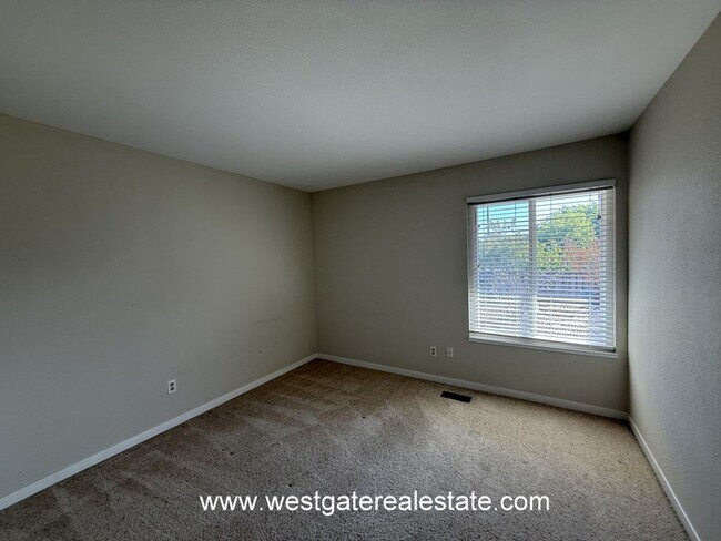Building Photo - Lovely southeast Petaluma single level 3 b...