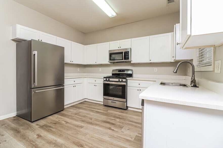 Building Photo - 1610 Silver Oak Dr