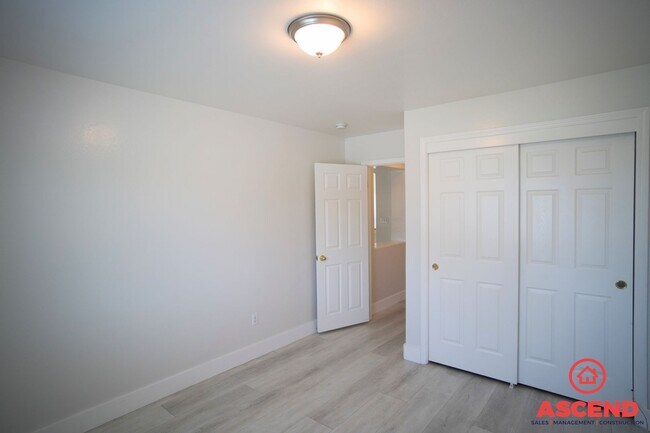 Building Photo - Lovely Home in Southwest Bakersfield!-SOLA...