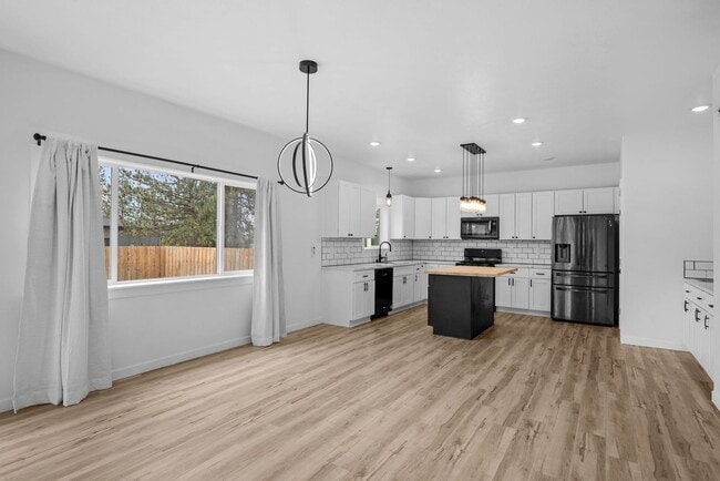 Building Photo - Gorgeous Grandview 5 Bedroom 3 Bath Luxury...