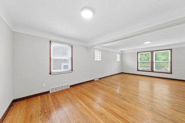 Building Photo - 2 bedroom Single Family Home with Fenced i...