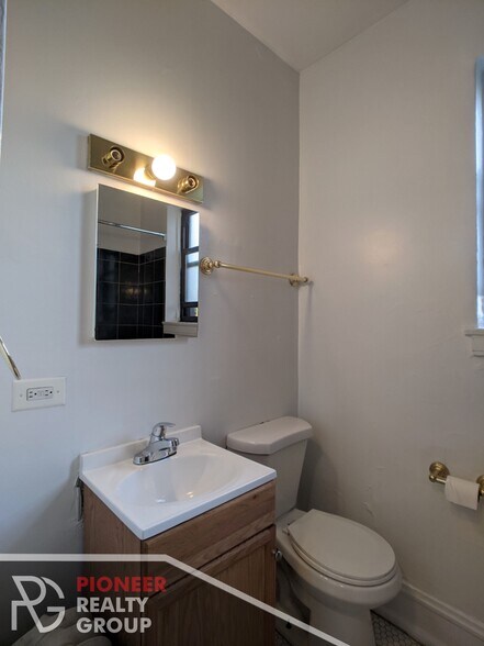 Building Photo - 4831 N Damen Ave