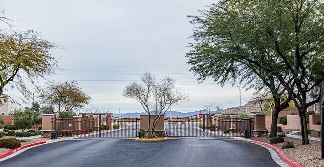 Building Photo - 4 Bedroom home located in Mountain's Edge