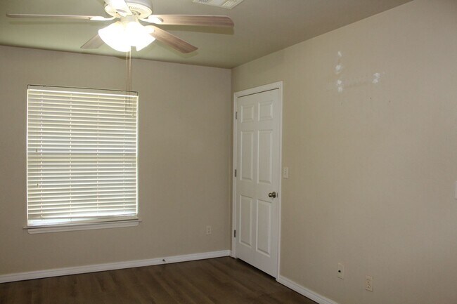 Building Photo - 8410 Cottage Park Dr