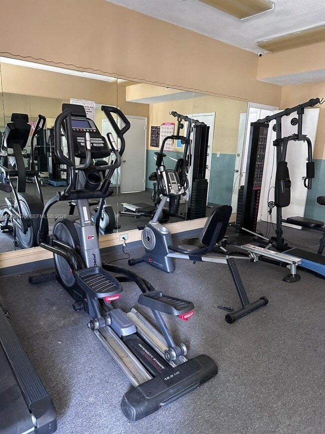 Building Photo - 10786 N Kendall Dr