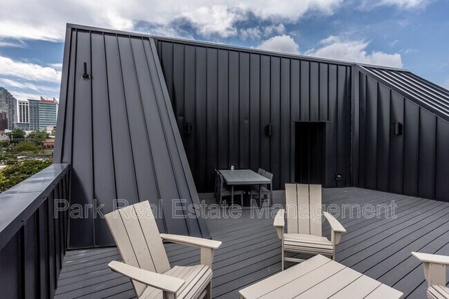 Building Photo - 323 S East St