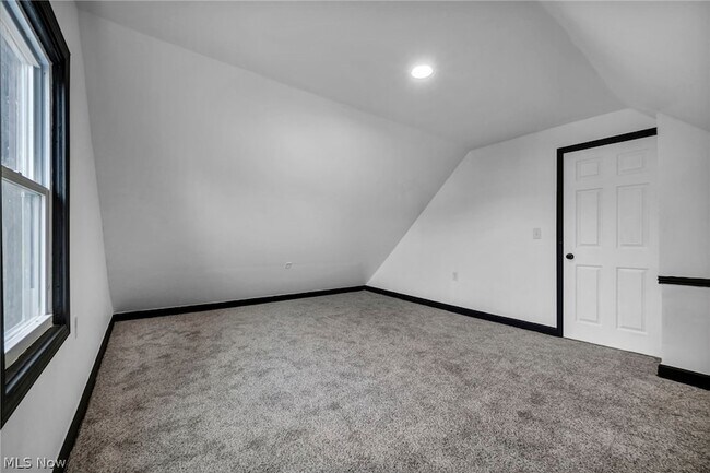 Building Photo - 12001 Oakview Ave