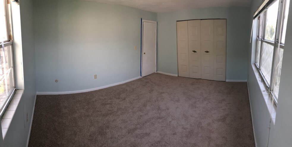 Oversized master bedroom - 107 Oak Ln