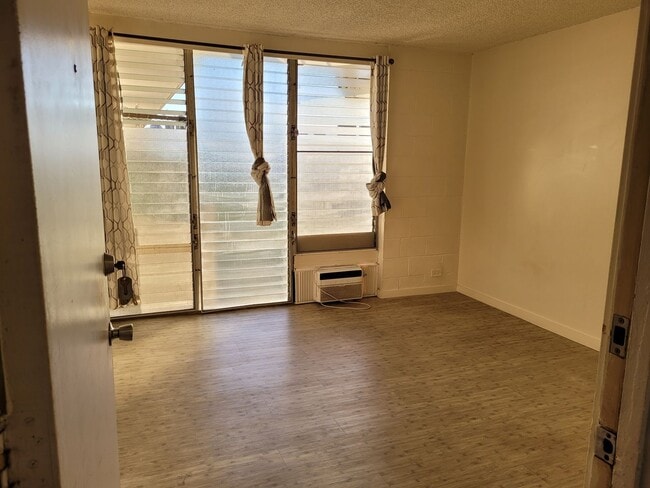 Building Photo - Great Location! Studio, 1 bath, 1 pkg w/Lanai. 300sqft unit . $1600