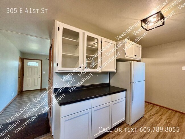 Building Photo - 305 E 41st St