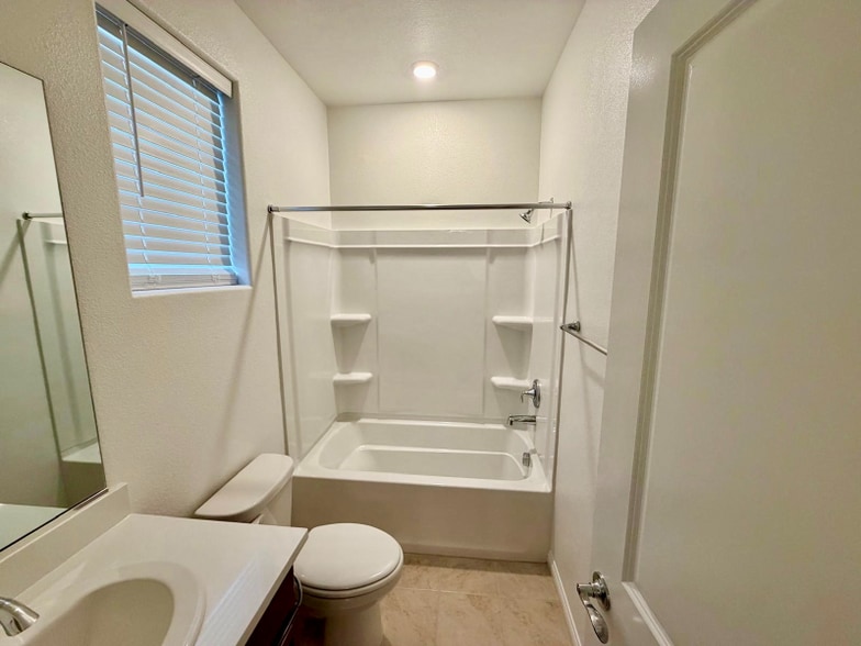 Building Photo - 1570 Pinchot Dr