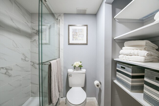 Building Photo - 7931 Ellinger Ln