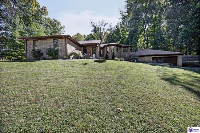 Building Photo - 306 Forest Trce