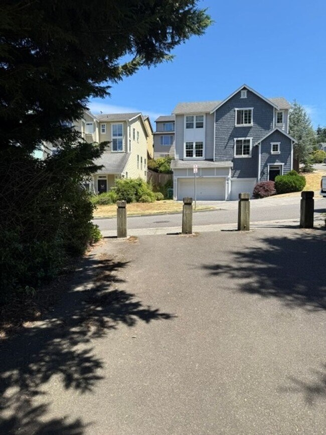 Building Photo - LOGAN RIDGE - Tri-Level 3 Bedroom 2.5 Bath
