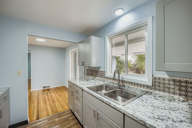 Building Photo - Charming, Recently Updated 3 Bed West Seat...