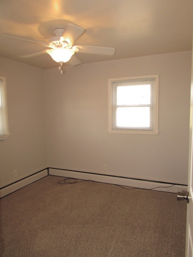 Building Photo - 3 BEDROOM | 1 BATH | SOUTH | DETACHED GARAGE