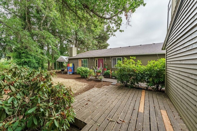 Building Photo - 2 Bedroom 2 Bath with single car garage