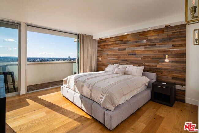 Building Photo - 8787 Shoreham Dr