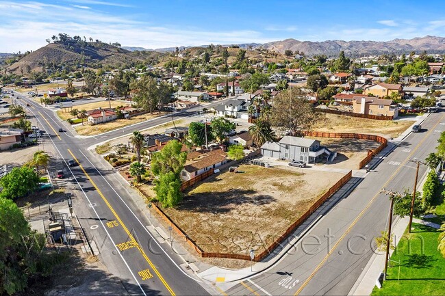 Building Photo - Charming Upstairs 2 Bed/1 Bath Unit With F...