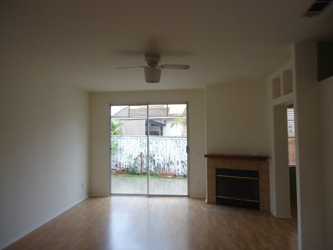 Building Photo - "Charming 3-Bed, 2.5-Bath Home in Oxnard –...