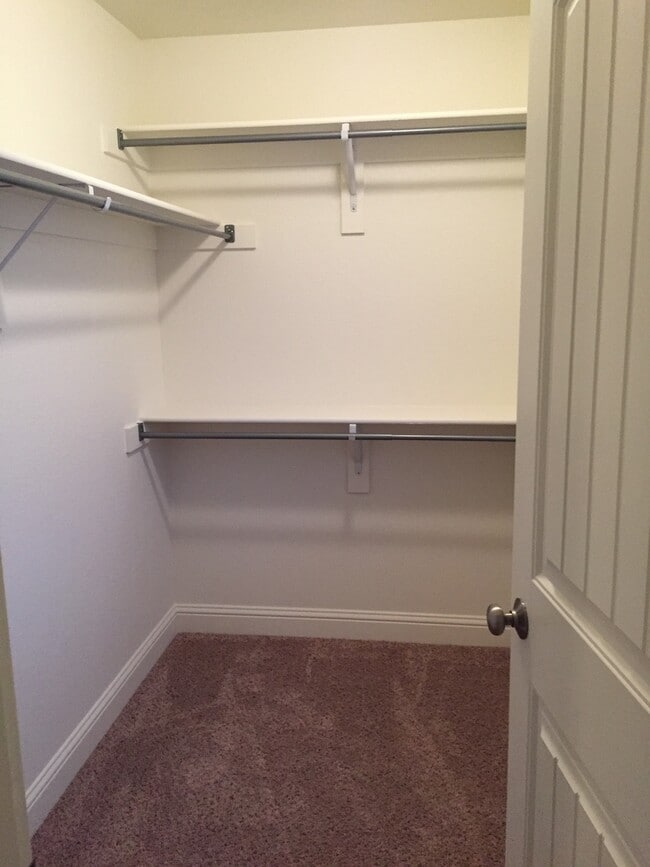 Building Photo - 3 BEDROOM, 2.5 BATHROOM SADDLE RIDGE TWIN HOME WITH 2 CAR ATTACHED GARAGE