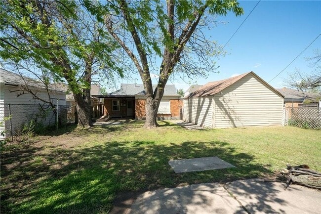 Building Photo - Home in Crestwood + Near Plaza + 3 bedrooms + 2 bathrooms