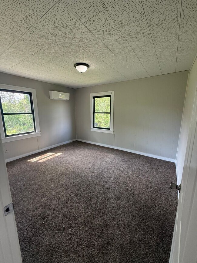 Building Photo - 2 Bed | 1 Bath | Bonus Spaces | Prime Location